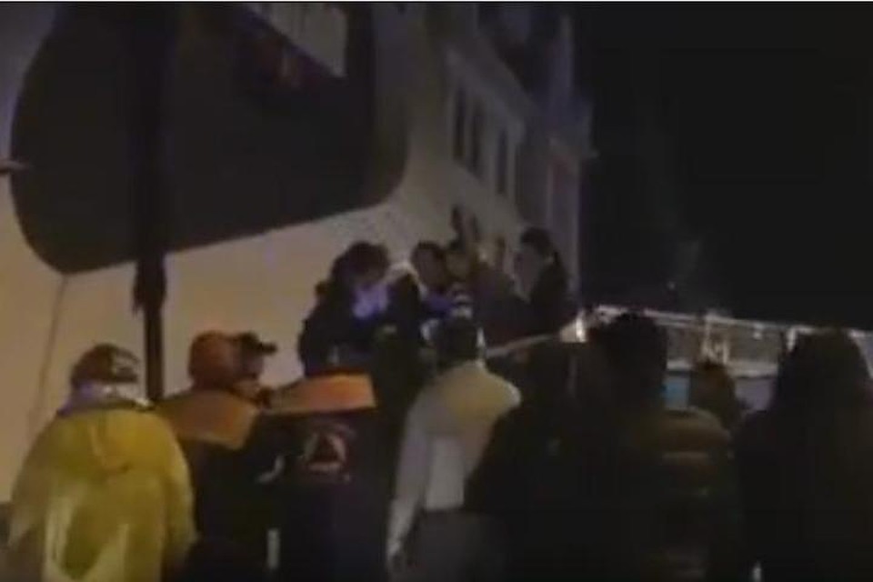 Грузинская полиция со спасателями эвакуировала постояльцев гостиницы