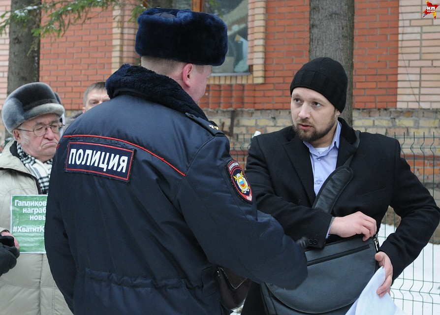 Стражи порядка потребовали документы у инициатора акции протеста Егора Русского