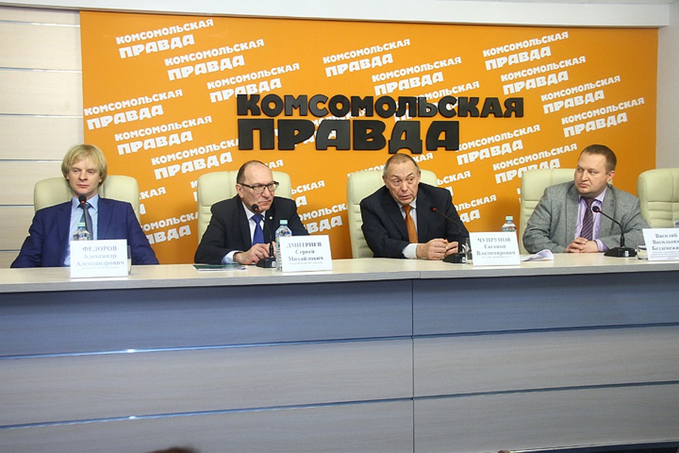 В пресс-центре «Комсомольской правды» слева направо: Александр Федоров, Сергей Дмитриев, Евгений Чупрунов, Василий Безденежных