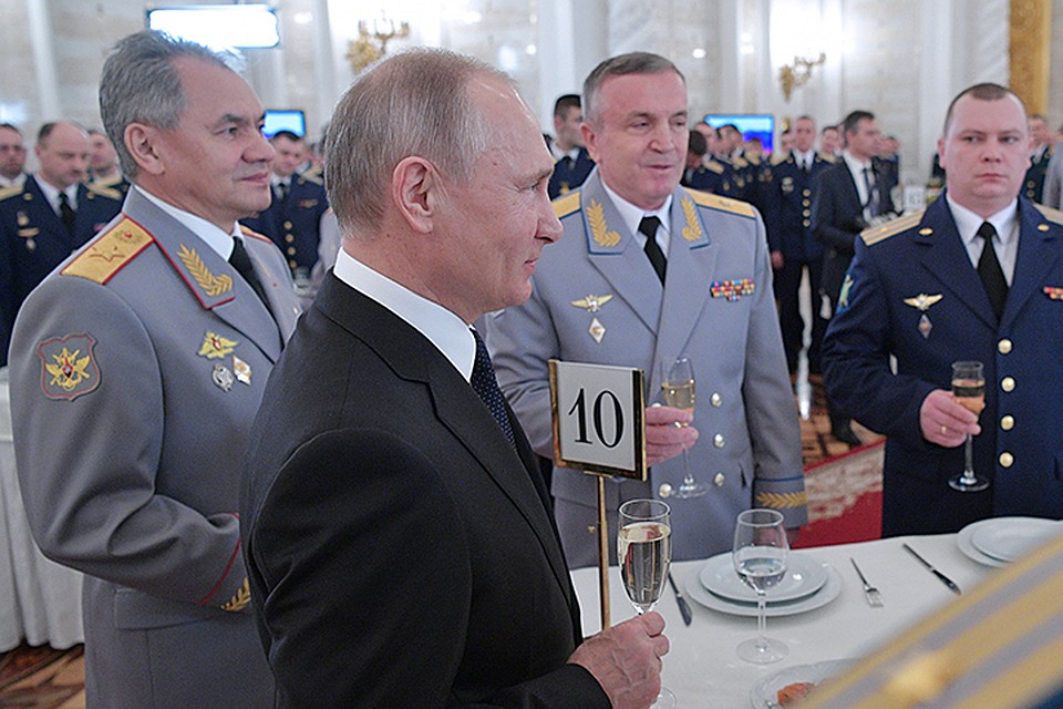 Министр обороны России Сергей Шойгу и президент РФ Владимир Путин на встрече с военнослужащими Вооруженных сил РФ, принимавшими участие в антитеррористической операции в Сирии. Фото: Алексей Дружинин/ТАСС