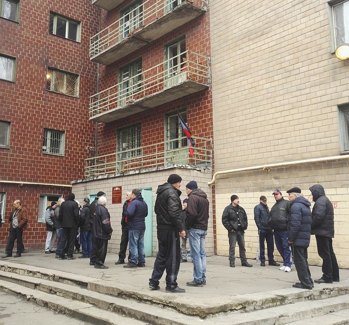 Впереди много сложностей - лечение, восстановление документов, поиск работы, но главное - они дома, здесь и стены помогают.