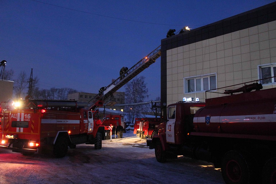 В Томске в пожаре в гаражном боксе сгорели 4 «пазика» В Томске в пожаре в гаражном боксе сгорели 4 «пазика»