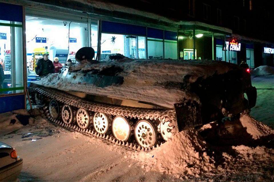 Мужчину не смутило авто под колесами, как ни в чем ни бывало он вылез из тягача и пошел к прилавкам. Фото: hibinform