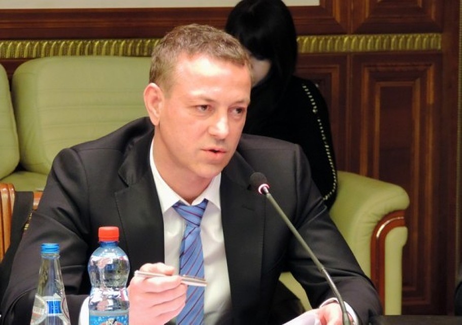 Виктор Лемешевский говорит, что в Пинске живет в 500 метрах от аккумуляторного завода.