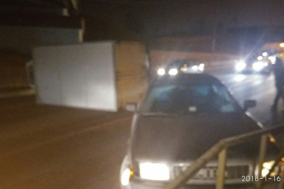 Один автомобиль лег на бок, второй врезался в ограждение из-за пьяного пешехода. Фото: ГАИ УВД Витебского облисполкома.