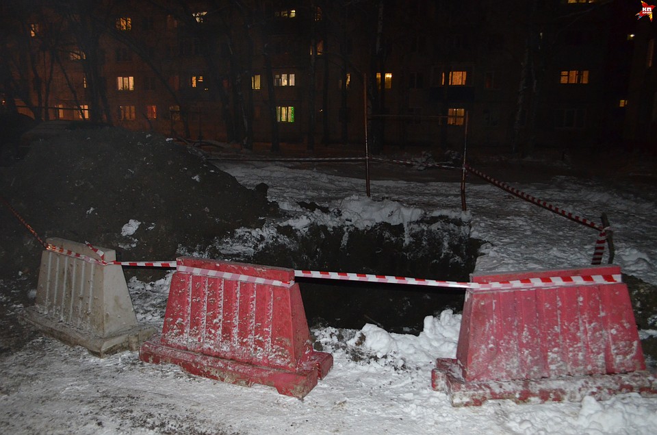 На месте повреждения коммунальщики заменили несколько метров трубопровода