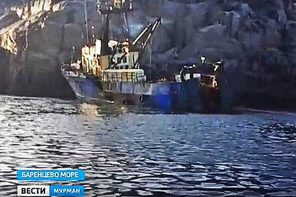 Судно налетело на острые камни в Баренцевом море. Если бы спасатели не подоспели вовремя, траулер наверняка затонул бы. К счастью, обошлось без жертв. Фото: ГТРК Мурман