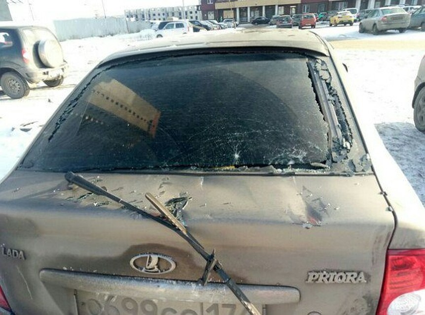 В Челябинске башенный кран рухнул на припаркованные автомобили В Челябинске башенный кран рухнул на припаркованные автомобили