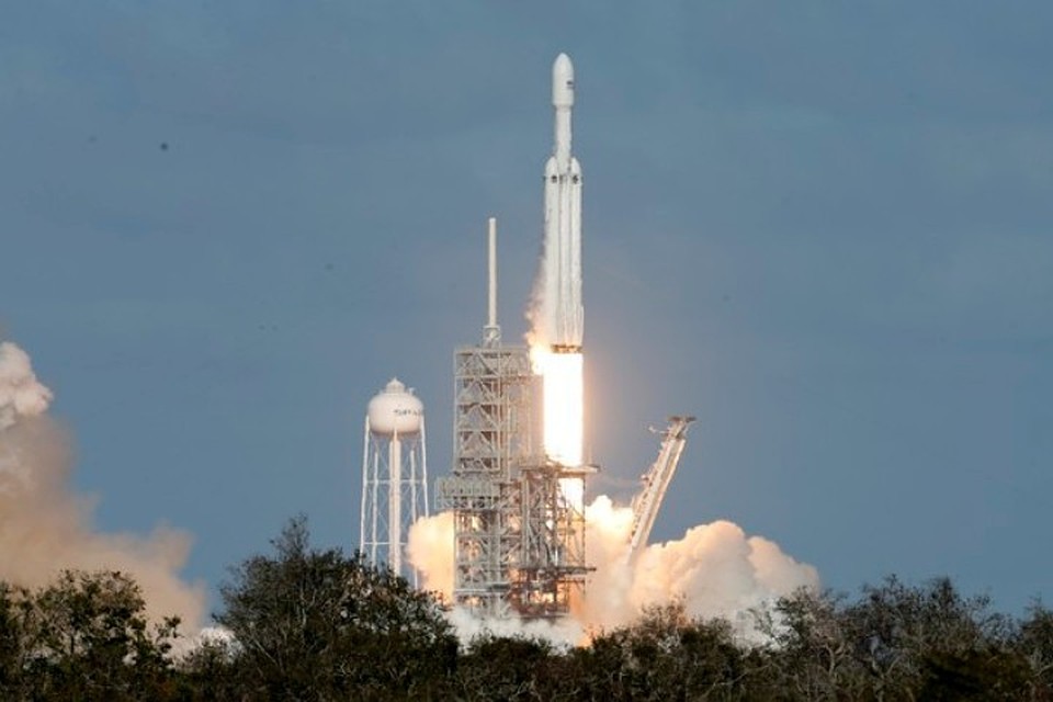 С космодрома на мысе Канаверал впервые стартовала самая мощная из существующих ракет в мире — Falcon Heavy