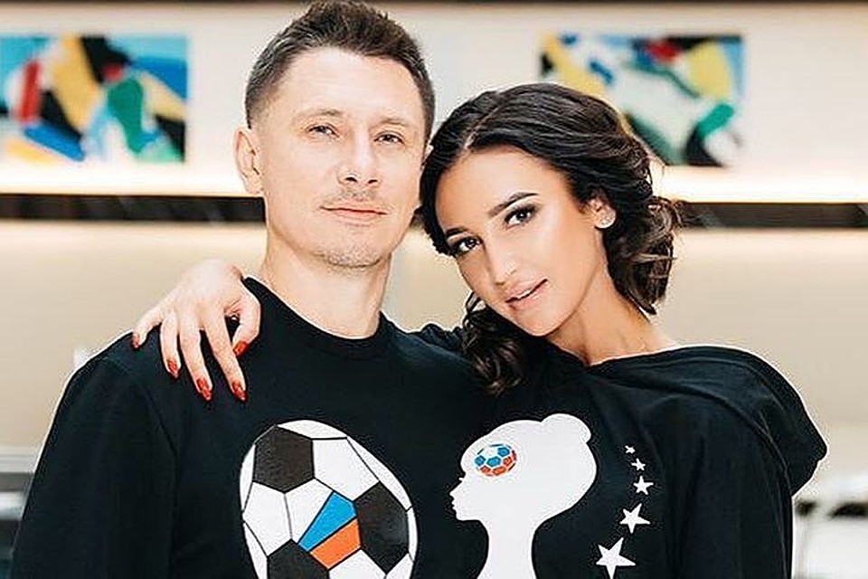 Вернувшись из Таиланда, Ольга Бузова и Тимур Батрутдинов вовсю демонстрируют нежные чувства друг к другу. Шоумен и телеведущая даже снялись вместе для рекламы модной коллекции к Дню влюбленных. Фото: Инстаграм.