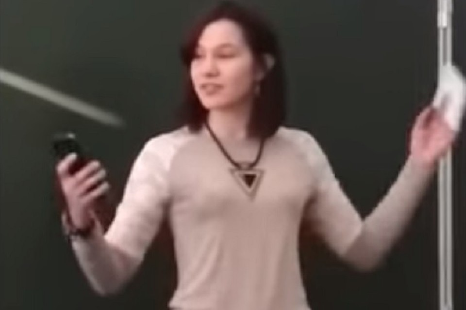 Ученица прочла на уроке матерные стихи, за что администрация школы винит во всем педагога