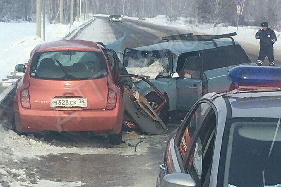 ДТП в Усольском районе: столкнулись Nissan March и ВАЗ-2104. Фото: "ДТП38".