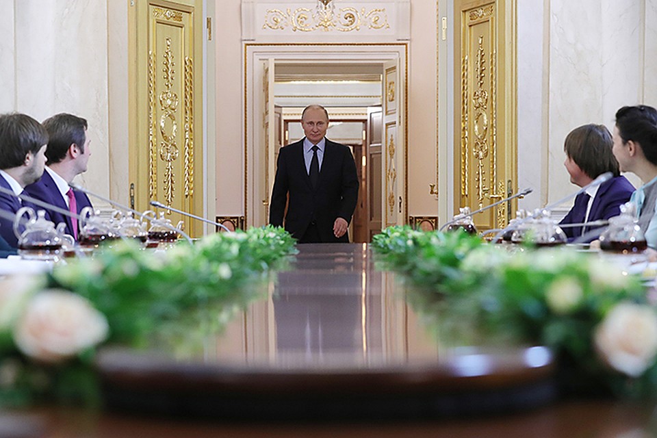 Президент так дотошно расспрашивал пришедших, словно лично подбирал себе кадры для работы. Фото: Михаил Климентьев/ТАСС