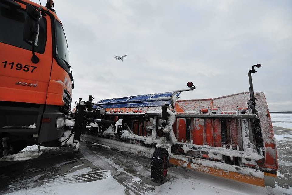 В аэропортах Москвы задержали и отменили около 40 рейсов