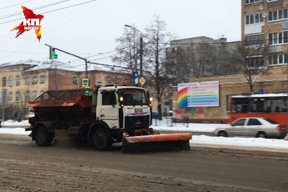 На уборку снега в Смоленске вывели 34 единицы спецтехники.