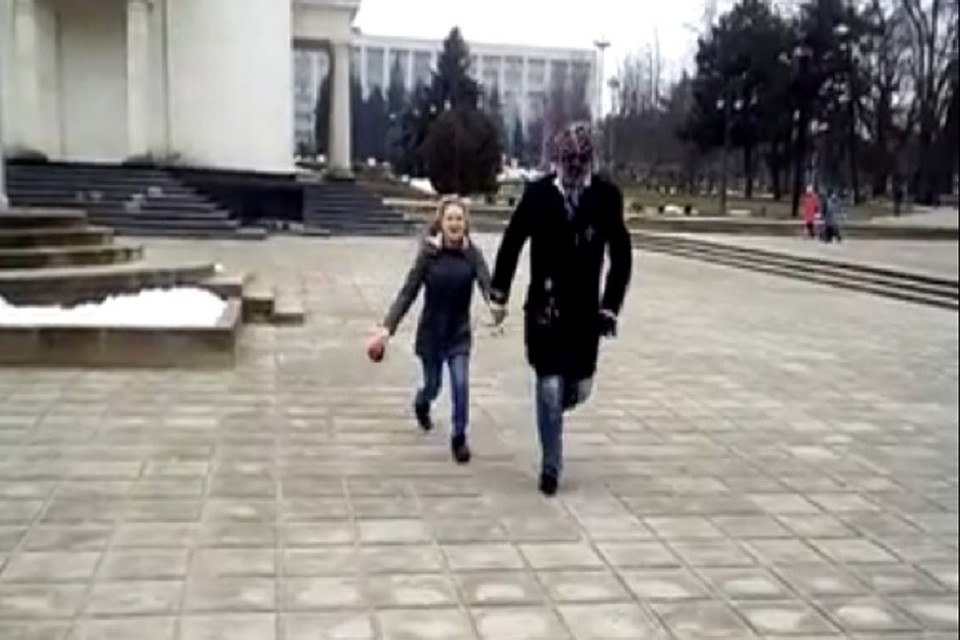 Вероника впервые в жизни смогла пробежать по земле! (скрин с видео).