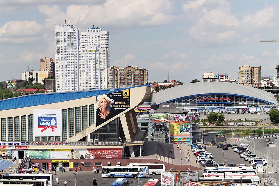 Здания раньше были украшением города. Теперь они лишь место для рекламы.