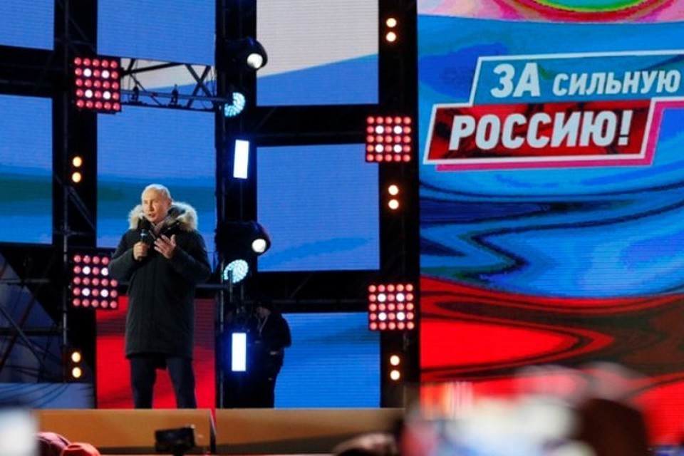 После выборов в воскресенье Владимир Путин прибыл на Манежную площадь в Москве