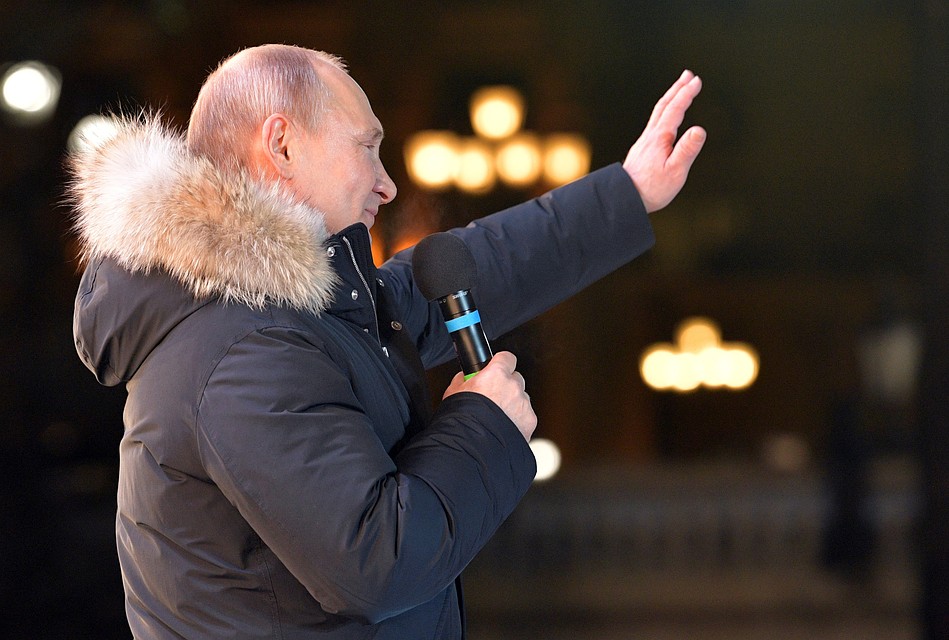 После обработки 98,59% итоговых протоколов за Владимира Путина проголосовали 55 миллионов 13 тысяч 955 человек.