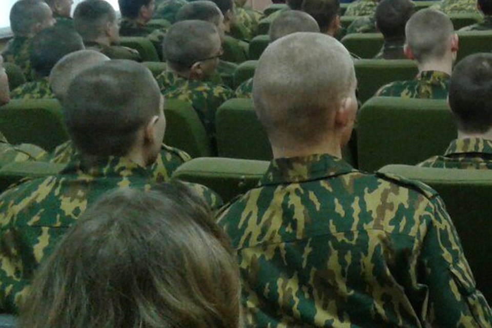 Двоих парней будут судить за уклонение от армии.