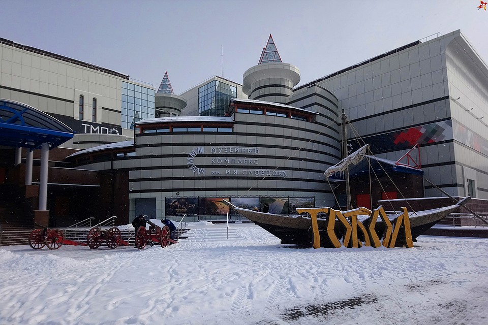 Один из кораблей фильма сегодня можно увидеть на пьедестале рядом с музеем по улице Советская, 63