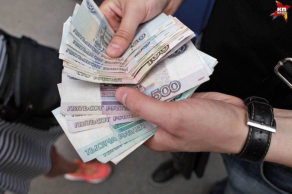 Мужчина взял 40 тысяч российских рублей вместо 4 тысяч