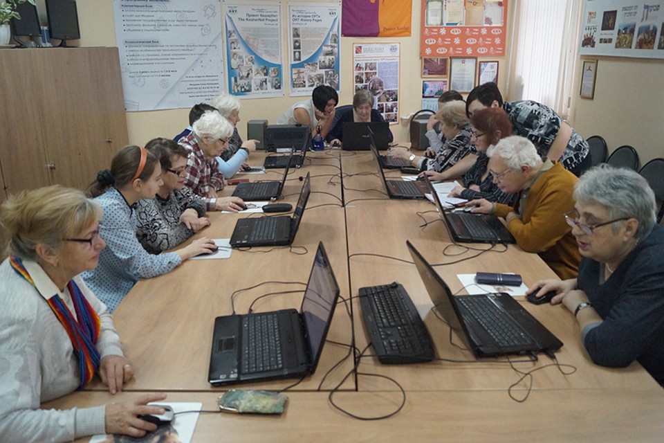 Проект призван максимально облегчить адаптацию пенсионеров к современной жизни Фото предоставлено благотворительным Центром «Хасдэй Нэшама» /«Милосердие»/