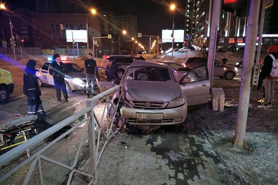 Daewoo налетел на придорожный забор, распоровший его до фары