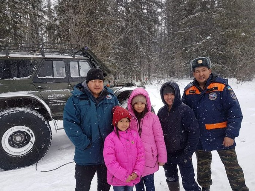 В эти дни во многих районах Якутии пурга заметает дороги.