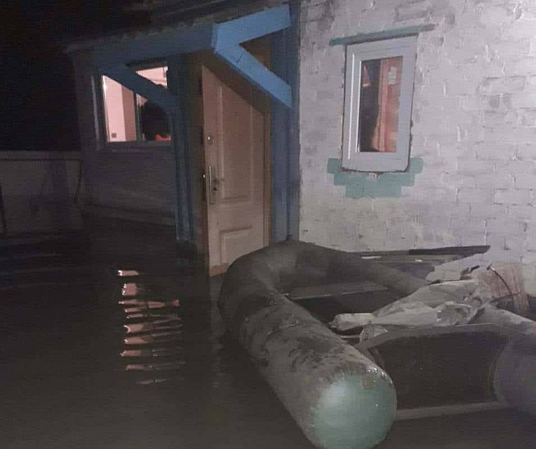 Под дворам можно плавать на лодках. Фото: Виктор Шевяков