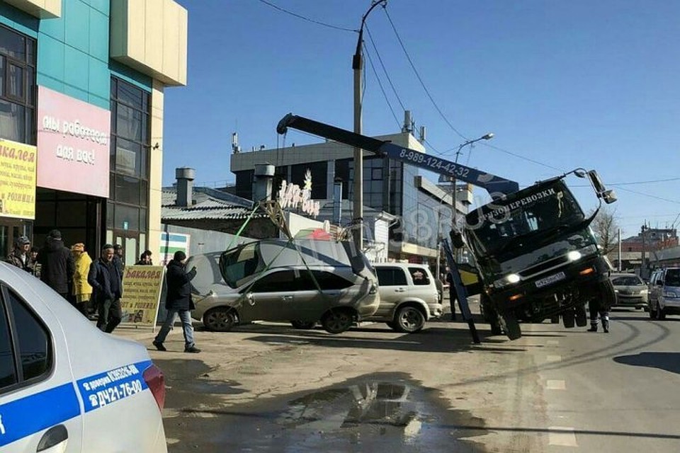 Эвакуатор опрокинул автомобиль в центре Иркутска. Фото: «ДТП 38RUS Иркутск»