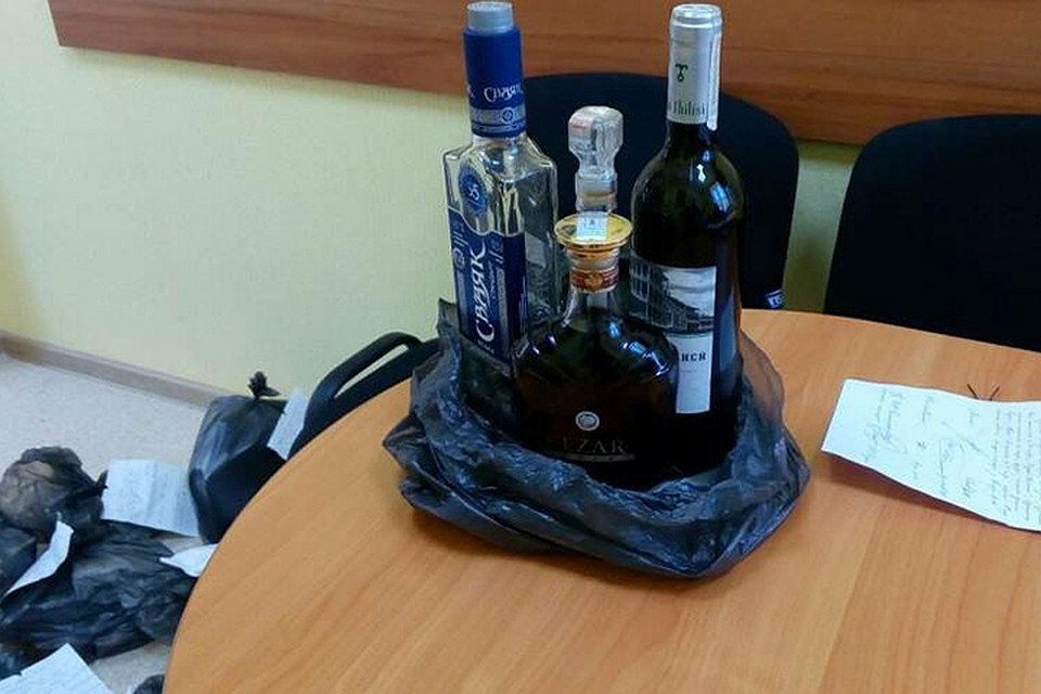 Налетчики избавились от части своей "добычи", но спиртное и деньги оставили. Они были изъяты сотрудниками правоохранительных органов. Фото: Следственный комитет.