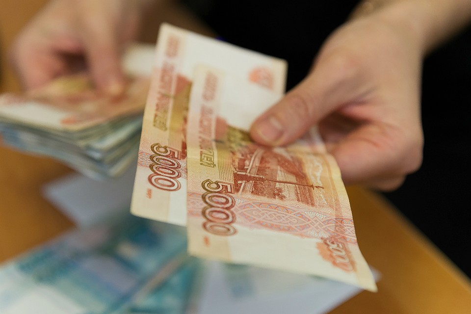 Всегда внимательно проверяйте крупный купюры на подлинность.