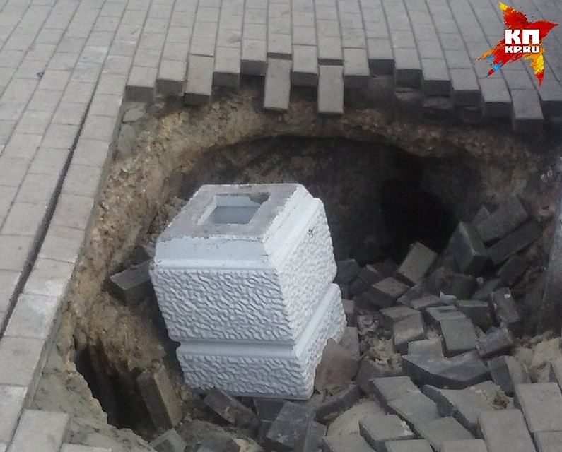 Яма находится возле детской площадки.