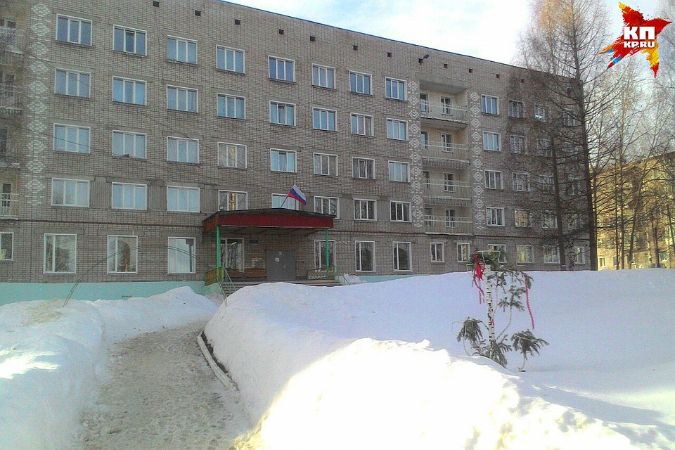 В Омутнинске студентка выпрыгнула из окна третьего этажа, спеша на свидание. Фото: Анна КОЛУШКИНА