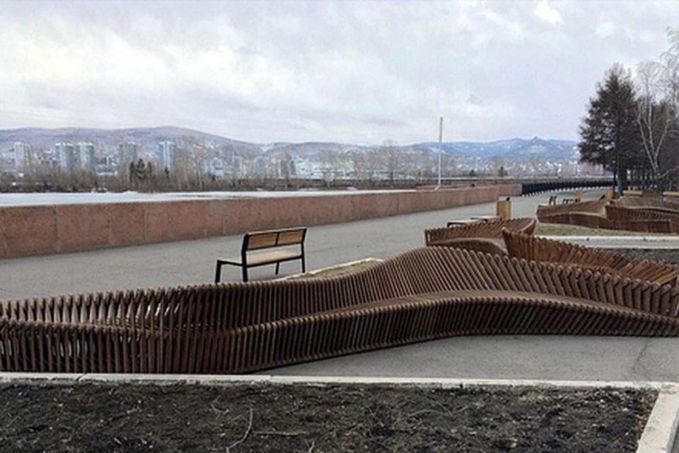 В Красноярске на набережной установили волнообразные скамейки. Фото пресс-службы администрации Красноярска