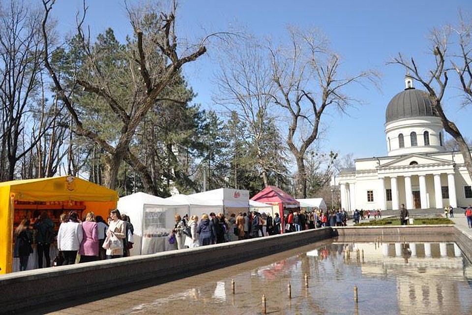 В Сквере Кафедрального собора довольно скромная ярмарка, всего несколько палаток, в которых продают, в основном, только куличи.