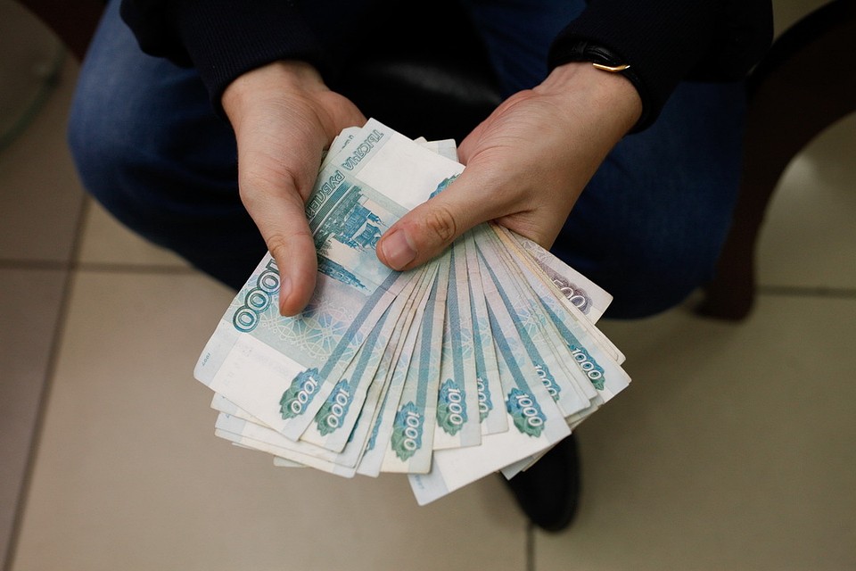Житель Великих Лук рассчитался по долгам после визита судебных приставов на его предприятие.