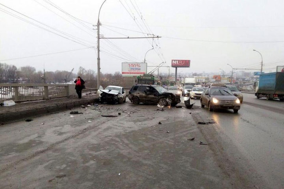 Hyundai Santa Fe не справился с управлением и врезался на Димитровском мосту во встречную машину