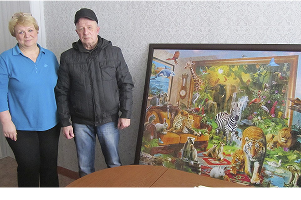 Энергетики подарили детскому дому Камня-на-Оби необычную картину