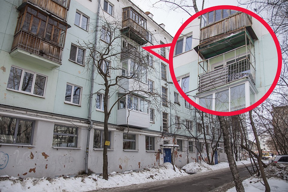 Жители пятиэтажки говорят, что снег с крыши начали убирать только после трагедии.