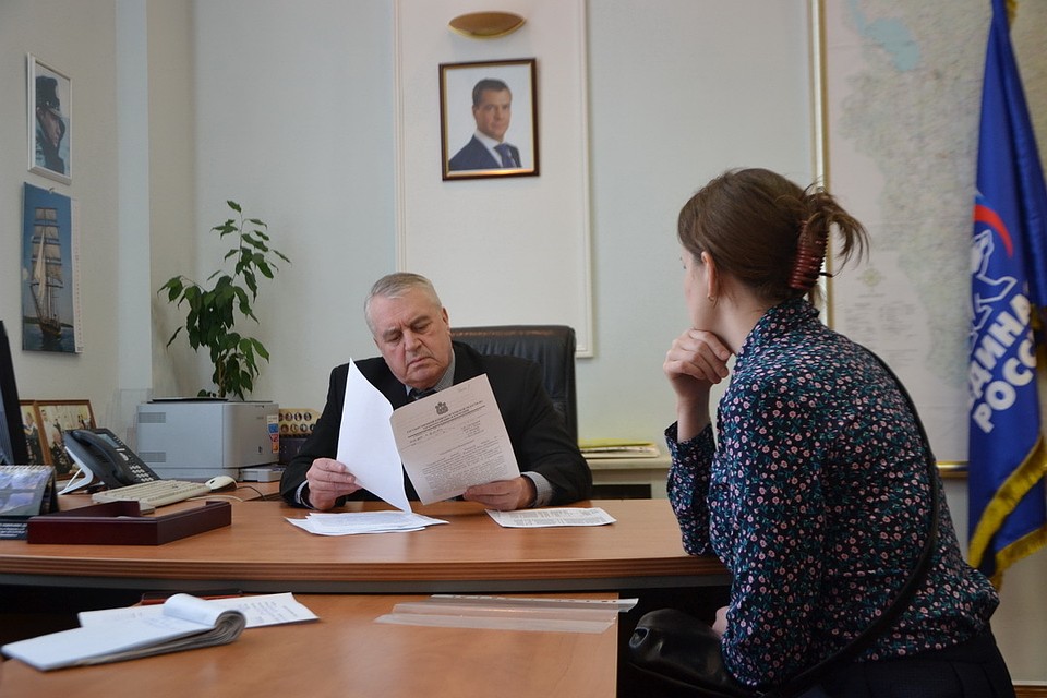 Виктор Антонов пообещал помочь псковичке Ольге Григорьевой, ребенок которой признан орфанным больным. Фото: Анна ЦВЕТКОВА.