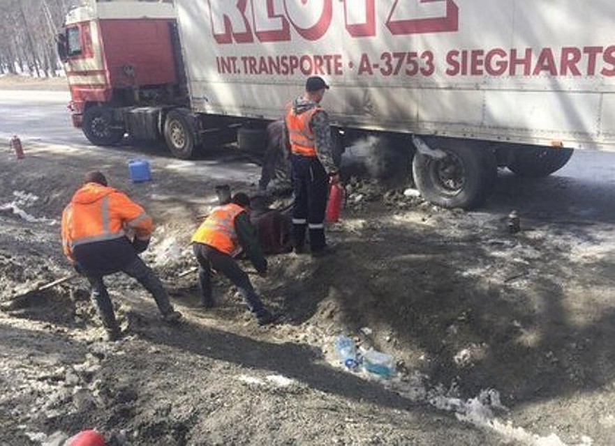 Фура загорелась во время движения в Иркутске. Фото: пресс-служба ГУ МВД по Иркутской области
