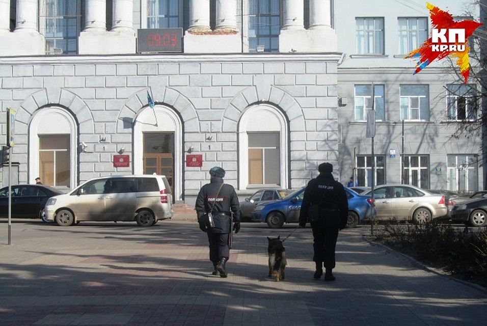 Мужчина вынес домашнюю утварь и технику
