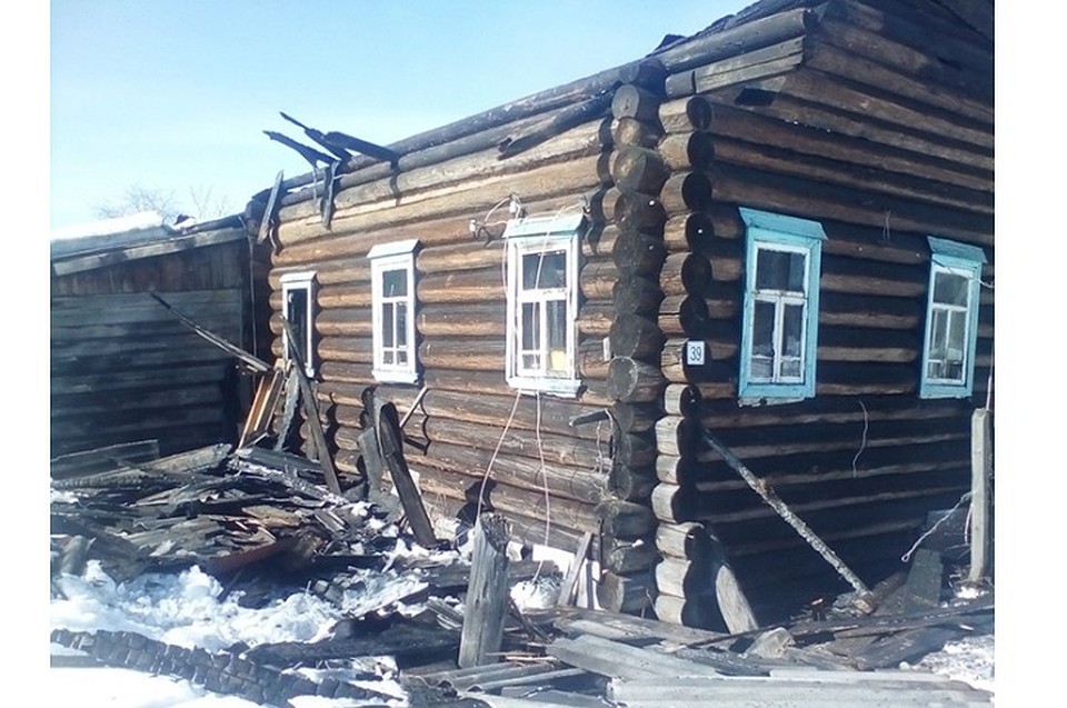 Соседи пытались тушить дедушкин дом своими силами