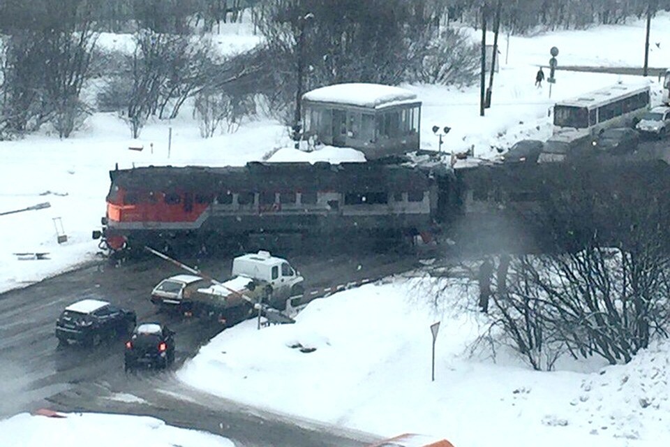 Поезд промчался на большой скорости "под носом" у напуганных водителей. Некоторые очевидцы заявили, что появился он без предупреждения и сигнала на семафоре. Фото: Екатерина Цыбульская