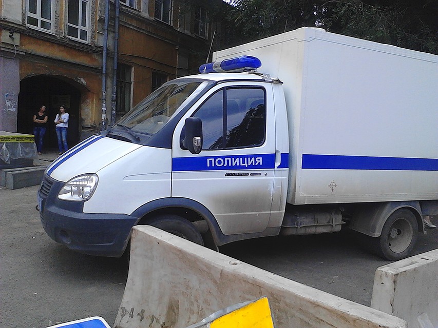 Полицейские занимаются расследованием преступления