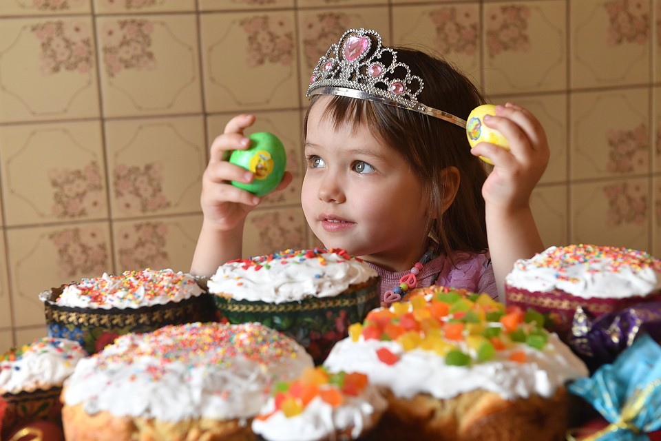 Псковичи готовятся к празднованию Пасхи.