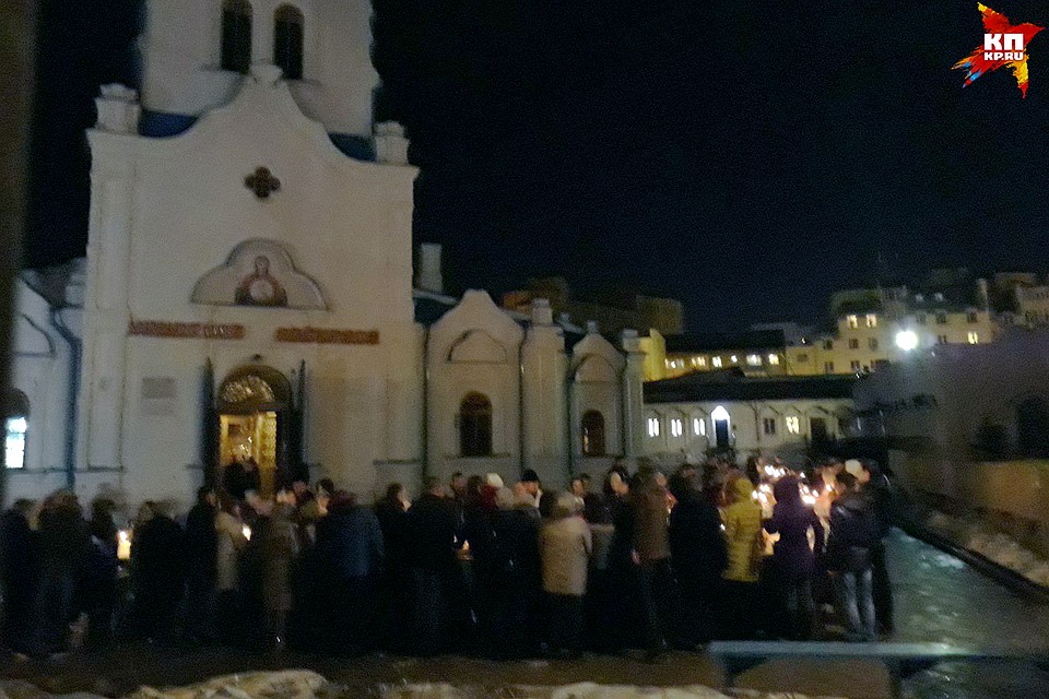 Ночью во всех храмах города прошли праздничные литургии, которые собрали массу народа