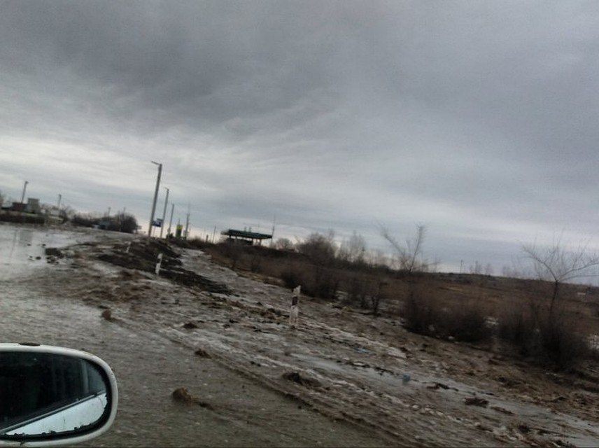Вода размыла дорогу Фото: соцсети